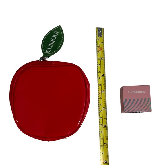 Clinique zipper bag & 2.2g TOYFACTORY setting powder - Picture 4 of 4